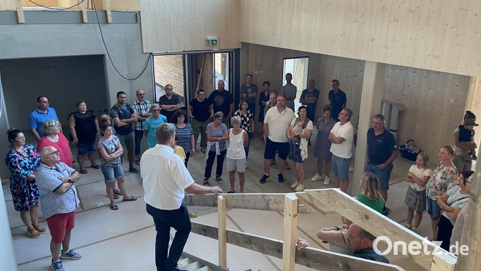 Groß war das Interesse am Besichtigungstermin im künftigen Kinderhaus &quot;Waldwichtel&quot; am Stationsweg in Waldsassen. Stadtbaumeister Hubert Siller (vorne, auf der Treppe) erläuterte die Einzelheiten. Bild: Markus Scharnagl/exb