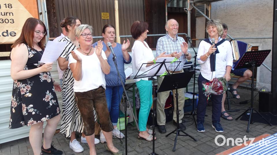 Die Helferinnen und Helfer in der Zoiglstube &quot;Schoilmichl&quot; um Resi (Vierte von rechts) und Anni (Zweite von rechts) gratulieren Manfred Punzmann (Dritter von rechts) musikalisch mit &quot;1000 Rosen&quot; zum 80. Geburtstag. Bild: ui