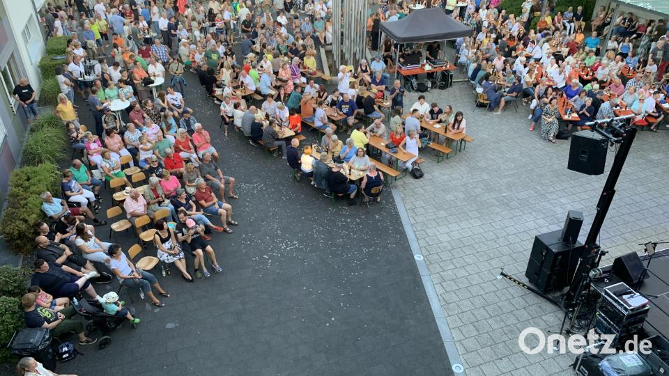 Mit Hits von Spider Murphy begeisterte Murphy`s Gang bei der Serenade auf der Piazza Bild: adj
