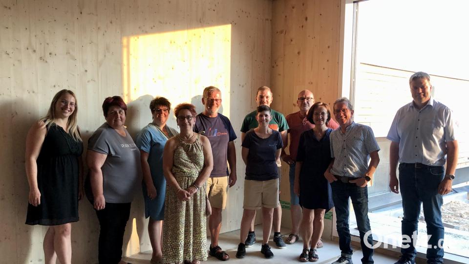 Besichtigung der Freien Wähler im Kinderhaus &quot;Waldwichtel&quot;: Im Bild von links Katja Bloßfeldt, Monika Grötsch, Heike Suchanek, Carmen Zottmeier, Johann Wurm, Susi Seidel, Fabian Nerlich, Bernhard Lux, Birgit Horn, Wolfgang Horn, Hubert Siller. Bild: Maria Wurm/exb
