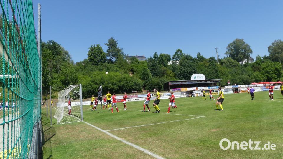 Beim Spiel Eschenbach gegen Amberg herrscht viel Andrang vor dem Eschenbacher Tor. Auch sonst bietet das Blitzturnier unterhaltsamen Fußballsport. Bild: rn