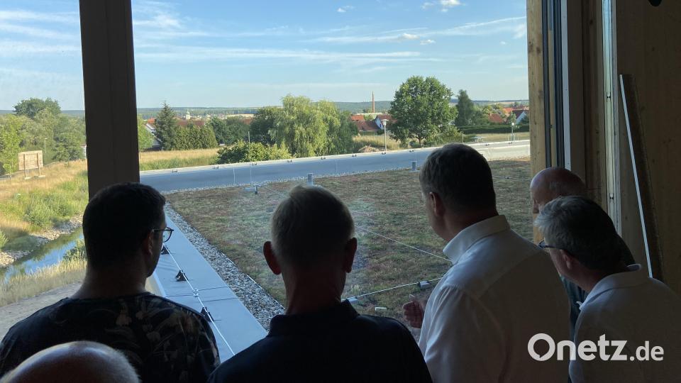 Die Besuchenden beim Blick aus einem der Kinderhaus-Fenster Richtung Stadt Waldsassen. Bild: Markus Scharnagl/exb