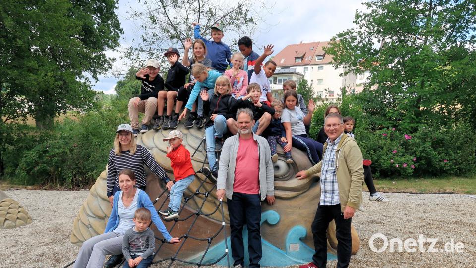 Nicht fehlen durfte ein Erinnerungsfoto mit (vorne von rechts) Bürgermeister Oskar Schuster, Thomas Beer (Arge Fisch), Dr. Mariya Ransberger vom Landratsamt Tirschenreuth und Melanie Höfer von der Gemeindeverwaltung Friedenfels. Bild: bsc
