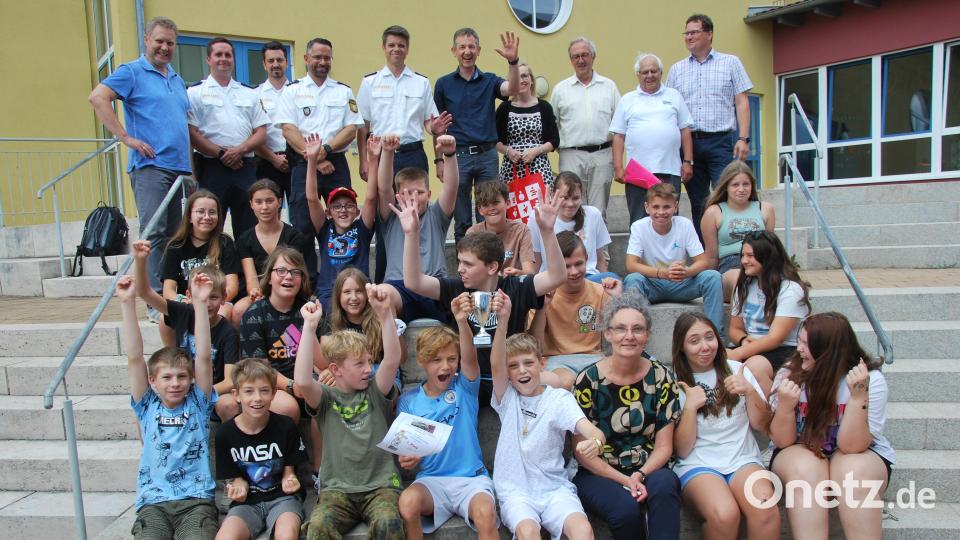 Jubel bei den siegreichen Sechst-Klässlern der GMS Ursensollen mit ihrer Lehrerin Monika Hautmann (vorne Dritte von rechts). Bild: Gerd Spies