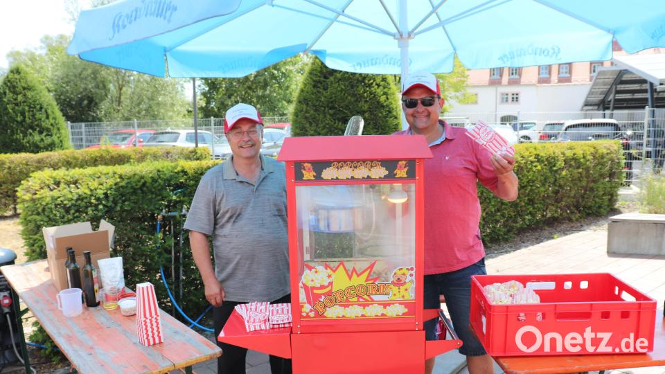 Der Förderverein der Mädchenrealschule Waldsassen verkaufte selbstgemachte Popcorn aus der neu angeschafften Popcorn-Maschine. Bild: Mädchenrealschule Waldsassen/exb