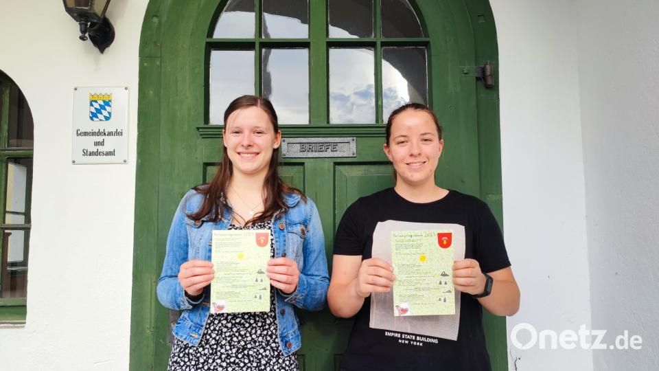 Zweite Jugendbürgermeisterin Birgitta Rickauer (links) und Schriftführerin Lena Franz stellten das Ferienprogramm der Gemeinde Pullenreuth vor. Bild: exa