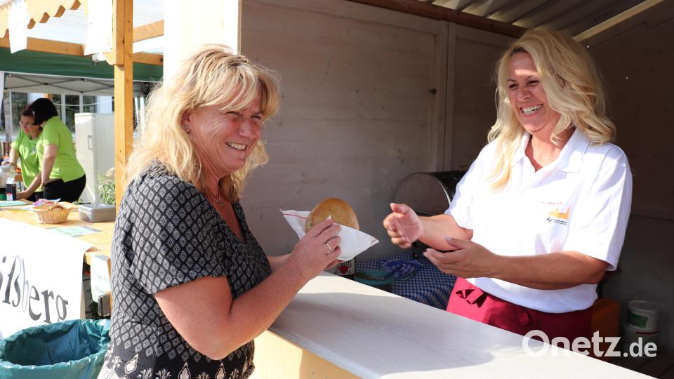 Letztes Jahr hatte die Plößberger Frauen-Union Pulled-Pork-Burger im Angebot. Dieses Jahr wird es wieder Schaschlik, Fisch- und Lachssemmeln geben. Archivbild: flt