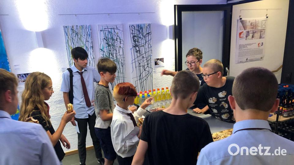 Auch die kulinarische Seite kam bei der Vernissage im Kunsthaus nicht zu kurz. Bild: Irene Fritz/exb