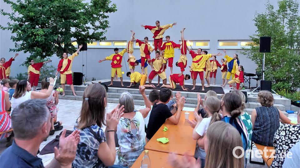 Die Gaukler mit ihren farbenfrohen Barockkostümen boten im Innenhof eine mitreißende Show mit Pyramiden, Jonglagen und Feuerspuckern. Bild: lg
