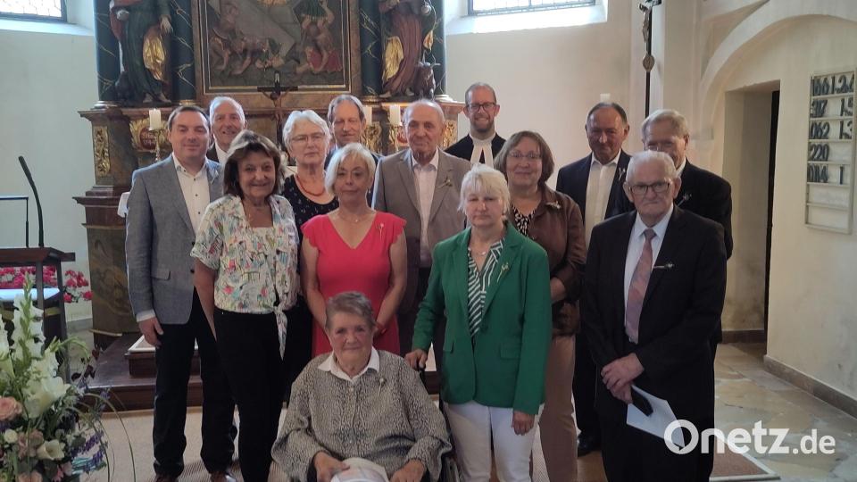 Zur Jubelkonfirmation in Thumsenreuth trafen sich diese Jubilare. Bild: Elisabeth Prölß/exb