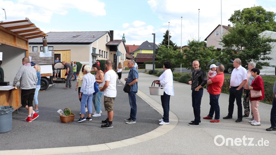 Obwohl die Helfer in den Essensständen alles gaben, bildete sich eine Warteschlange. Auch heuer hoffen die Veranstalter wieder auf einen ebenso guten Besuch. Bild: flt