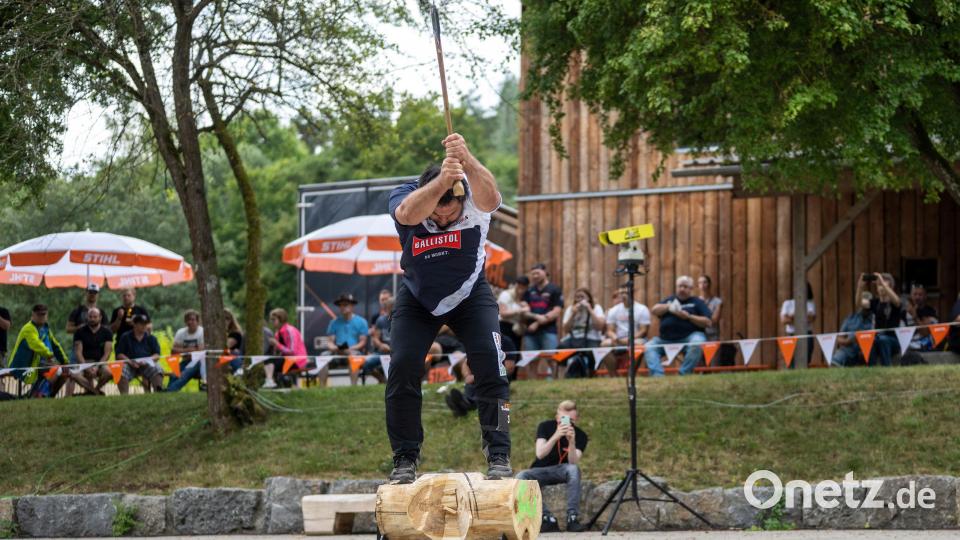 Peter Bauer am Underhand Chop beim Stihl TIMBERSPORTS® German Ford Transit Cup 2022 in Mellrichstadt am 30. Juli. Archivbild: STIHL TIMBERSPORTS®/exb