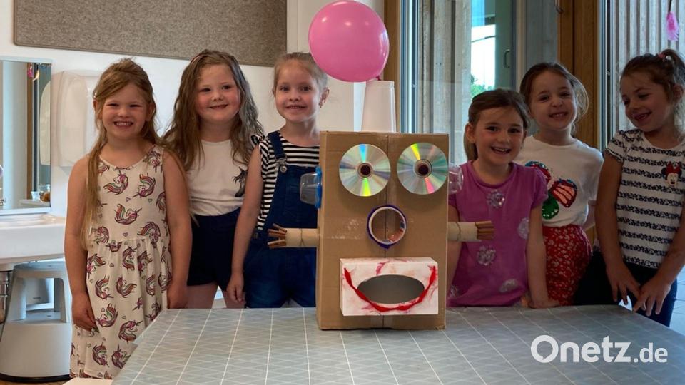 Der „Grummi“ nimmt die Sorgen und Nöte der Kinder auf. Den Kummerkasten bauten die Kindern des BRK-Kinderhauses selbst. Bild: Kinderhaus Weltentdecker/exb