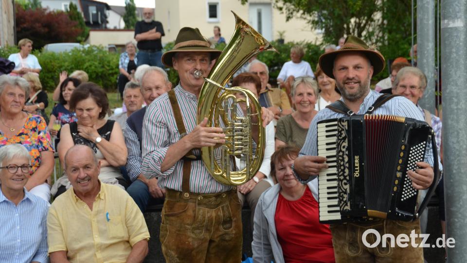 Manfred Wild aus Eslarn (links) und Christian Müller aus Waldkirch (rechts) reißen als die "Zwoa Schneidig'n" Witze am laufenden Band. Die Gäste im Generationenpark lachen Tränen. Bild: dob