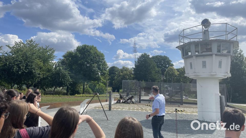 In Mödlareuth erläuterte ein Museumsmitarbeiter den Zehntklässlern unter anderem die dort aufgebauten Grenzanlagen. Bild: Miriam Hollering/exb