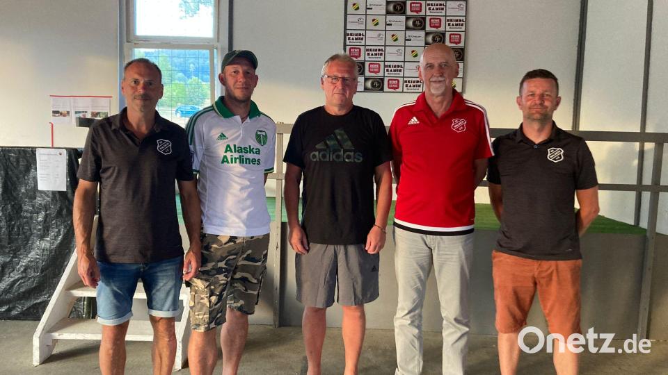 Die Gewinner der Dauerkartenverlosung: Benjamin Kuchenreuther, Wolfgang Diepold und Hans Wegmann (Zweiter bis Vierter .links) mit Uwe Kade (links) und Harry Schupfner. Bild: jsa