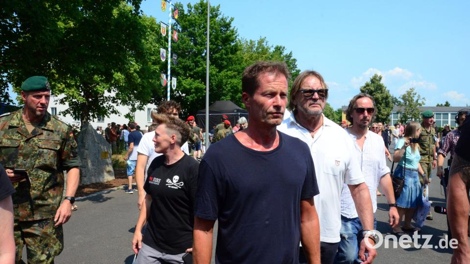 Til Schweiger geht mit Peter Althof und Tina Schüssler zur Bühne. Bild: Helmut Kunz