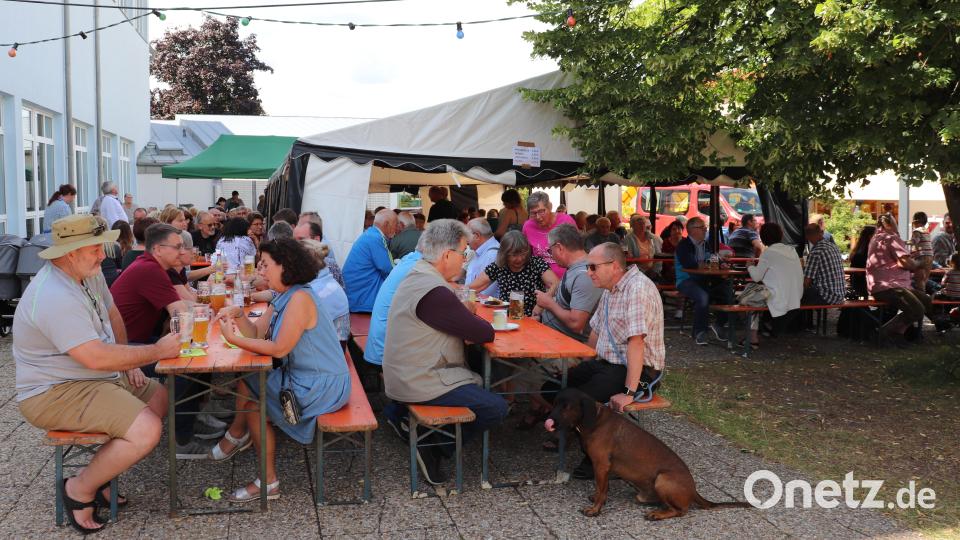 Fast keine freien Plätze gab es mehr kurz nach Beginn des Plößberger Bürgerfestes im vergangenen Jahr. Auf zahlreichen Besuch freuen sich die örtlichen Vereine auch heuer. Archivbild: flt
