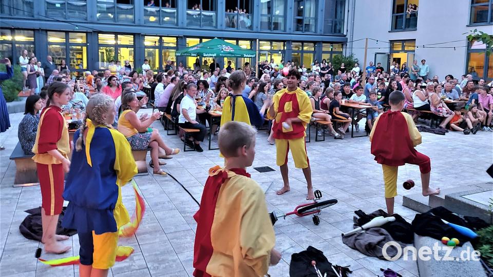 Die Gaukler mit ihren farbenfrohen Barockkostümen boten im Innenhof eine mitreißende Show mit Pyramiden, Jonglagen und Feuerspuckern. Bild: lg