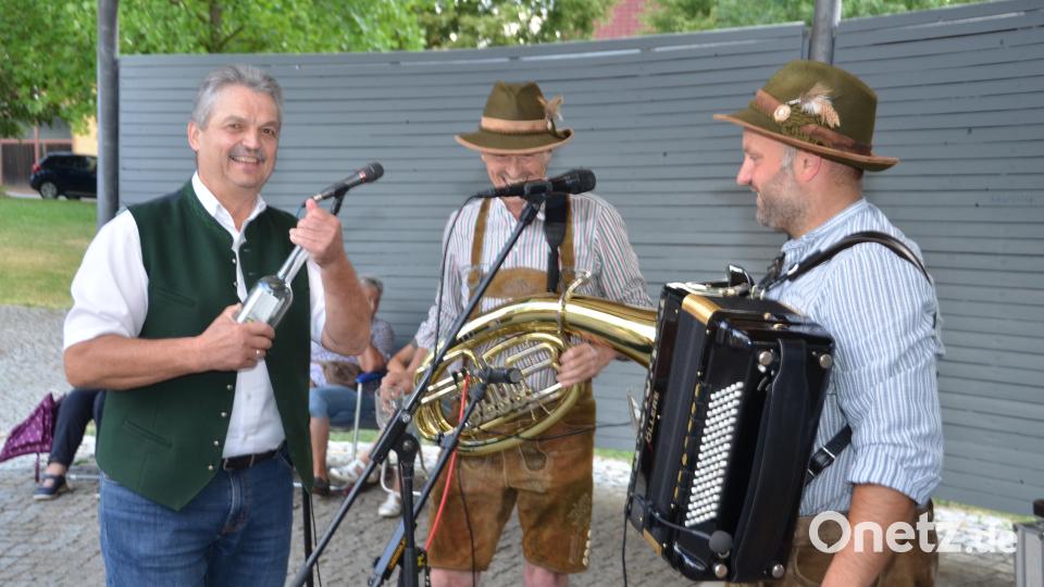 "Wie lange dauert eine Ewigkeit?" Bürgermeister Andreas Wutzlhofer ist mit der Schnapsversorgung viel schneller, als die "Zwoa Schneidig'n" je gedacht hätten. Bild: dob