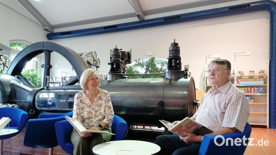 Regine Löffler-Klemsche und Bruno Klemsche bei der Übergabe ihrer Bücherspende. Bild: Stadt Tirschenreuth/exb