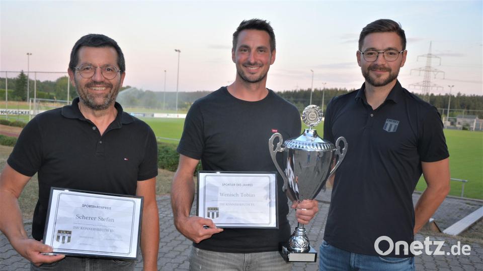 Den Sportehrenpreis des TSV Konnersreuth erhielt Stefan Scherer (links), Sportler des Jahres wurde Tobias Wenisch (Mitte). Vorsitzender Maximilian Siller gratulierte. Bild: jr