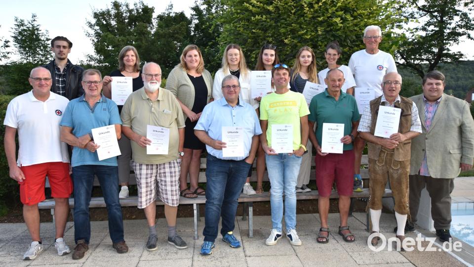 Die Jubilare mit Bürgermeister Dieter Dehling (rechts), dem Vorsitzenden der Kreiswasserwacht Amberg-Sulzbach, Michael Schmid, sowie der Vorsitzenden der Wasserwachtortsgruppe Illschwang, Bettina Link (hintere Reihe, Zweite von rechts). Bild: no