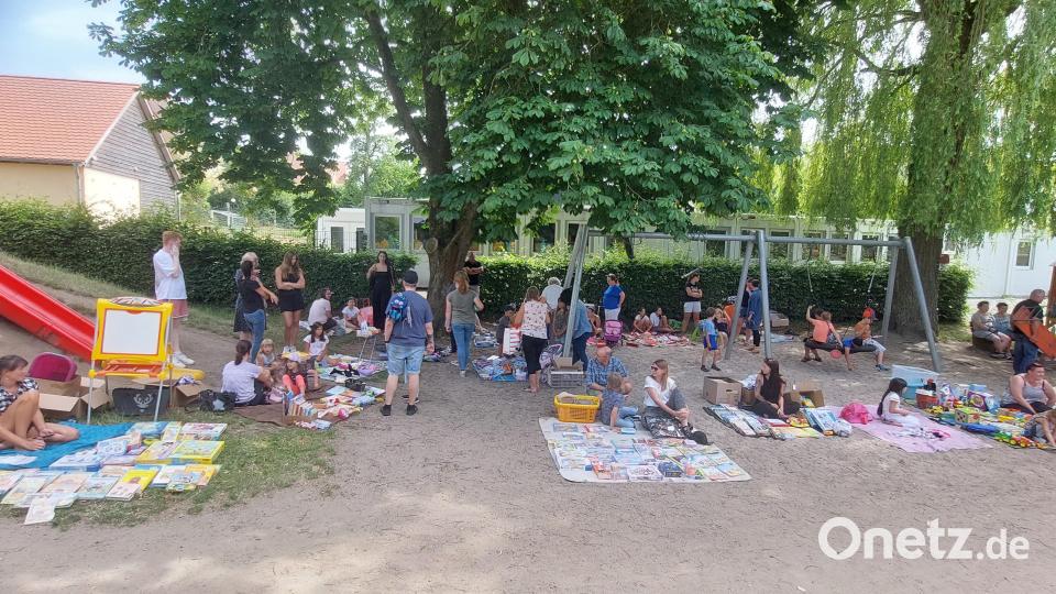Bei sommerlichen Temperaturen lässt es sich im Schatten der großen Bäume gut über Preise verhandeln. Bild: Michaela Pflaum