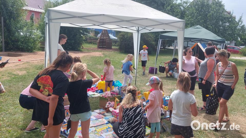 An den einzelnen Ständen gibt es viel zu sehen – so manches Spielzeug wechselt für kleines Geld den Besitzer. Bild: Michaela Pflaum