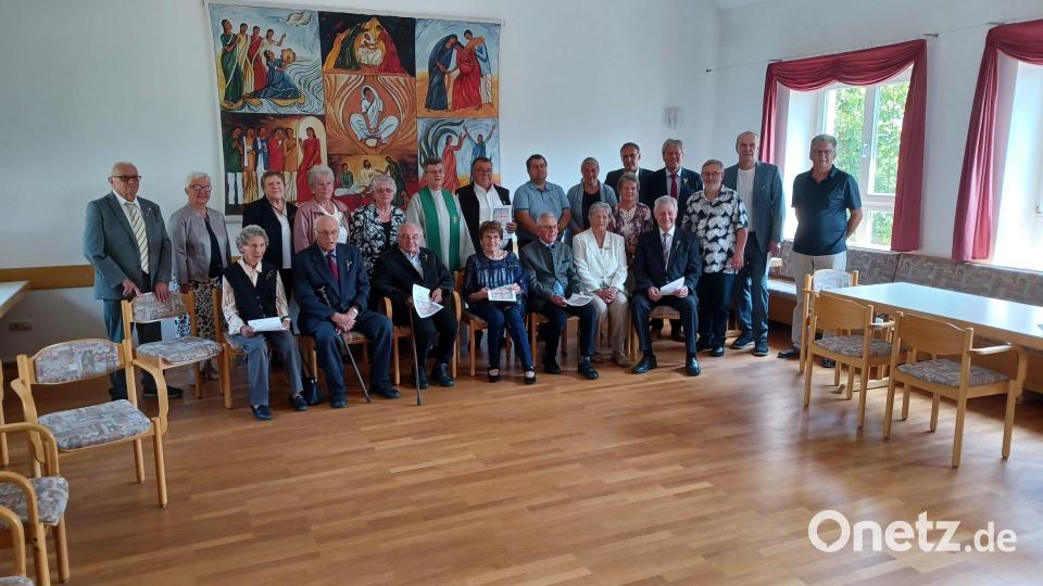 Die Jubelkonfirmanden in Erbendorf. Bild: njn