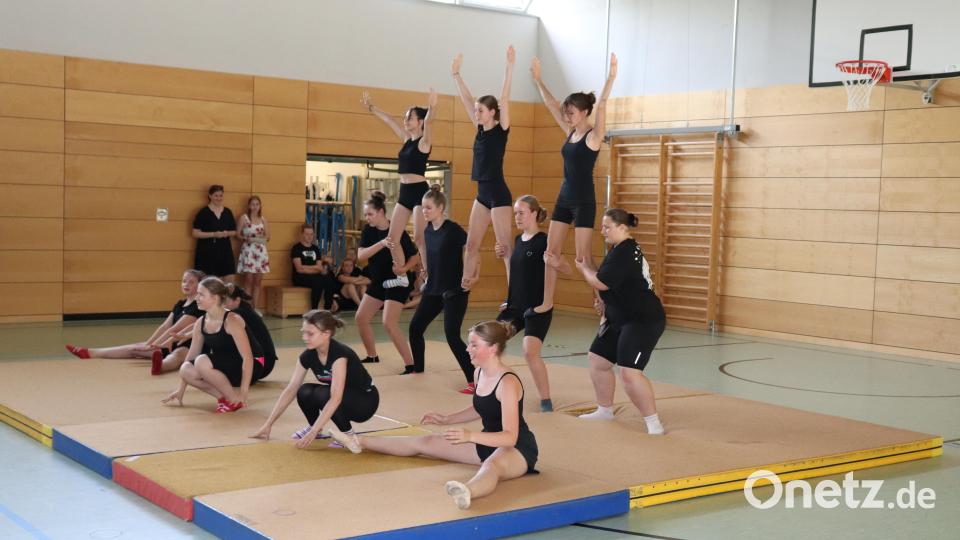 Mit vielen sportlichen Darbietungen überzeugten die Akrobatik- und Rock’n’Roll-Gruppen der Mädchenrealschule. Bild: Mädchenrealschule Waldsassen/exb