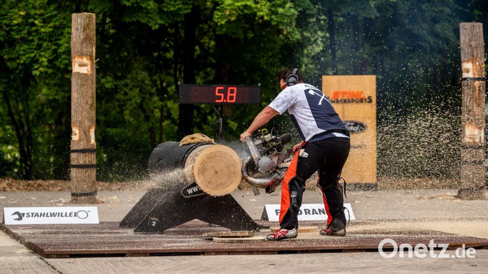 Peter Bauer an der Hot Saw beim Stihl TIMBERSPORTS® German Ford Transit Cup 2022 in Mellrichstadt am 30. Juli. Archivbild: STIHL TIMBERSPORTS®/exb