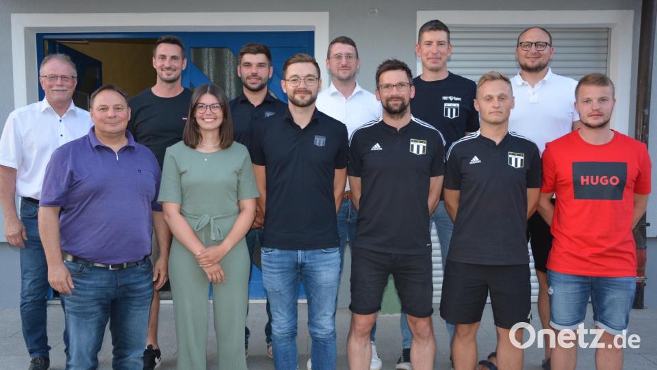 Neuwahlen gab es beim TSV Konnersreuth. Im Bild (von links) Bürgermeister Max Bindl, Rainer Baumgärtner, Tobias Wenisch, Saskia Böhm, Louis Lang, Vorsitzender Maximilian Siller, Christopher Rüth, Wolfgang Pötzl, Patrick Kutzer, Tobias Plaß, Markus Wenisch und Jonas Lochner. Bild: jr