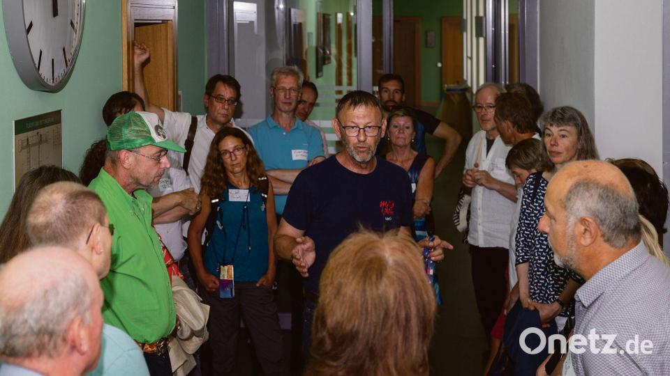 Der Abiturjahrgang 1983 traf sich im Max-Reger-Gymnasium. Schulleiter Georg Meyer führte die Ehemaligen durch den Gebäudekomplex. Bild: Bernd Zweck/exb
