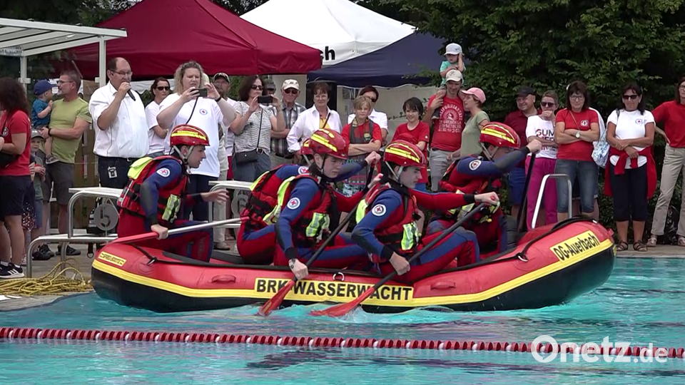 Die Auerbacher Wasserwachtsmitglieder flott im Rettungsboot unterwegs. Bild: jma