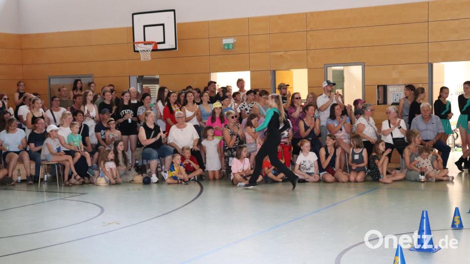 Viele Besucher beim Schulfest der Mädchenrealschule. Die Zuschauer ließen sich die sportlichen Auftritte der Schülerinnen nicht entgehen. Bild: Mädchenrealschule Waldsassen/exb
