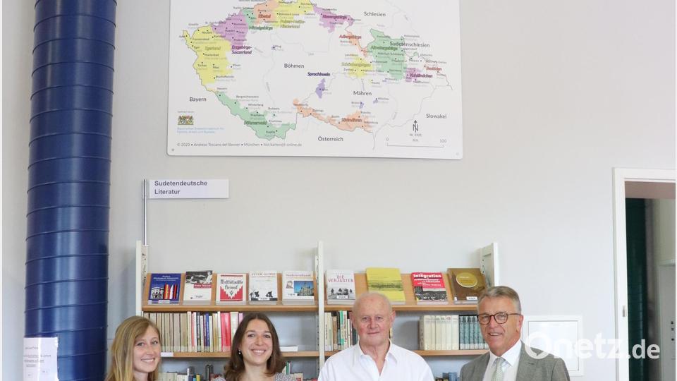 Franz Stahl, Horst Adler, Stadtbücherei-Leiterin Christine Henrich und Bücherei-Mitarbeiterin Tatjana Till unter der neuen Sudetendeutschland-Karte (von rechts). Bild: Stadt Tirschenreuth/exb