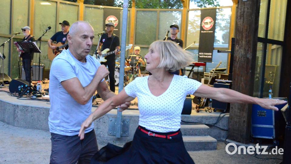 Wohl dem, der einen Tanzkurs absolviert hat. Beim &quot;Back Beat&quot;-Konzert ging&#039;s heiß her. Bild: Kunz