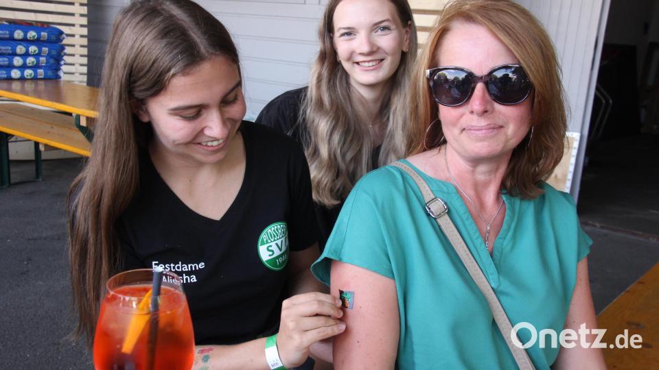 Leckere Cocktails und glitzernde Tattoos gab es bei den Festdamen des SV Schönkirch. Bild: kro