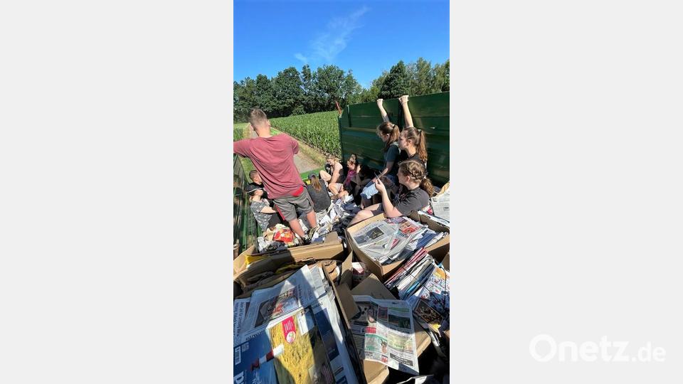Erst auf zwei Kippern geladen landete das gesammelte Altpapier und die Kartonagen in einem großen Container. Die KLJB Schlammersdorf konnte sich wieder über einen tollen Erfolg bei Ihrer Sammlung für einen guten Zweck freuen. Bild: wmi