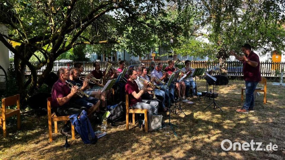 Pfarrfest der evangelischen Kirchengemeinden Thumsenreuth und Krummennaab im Pfarrgarten. Bild: Evangelischen Kirchengemeinde Thumsenreuth-Krummennaab/exb