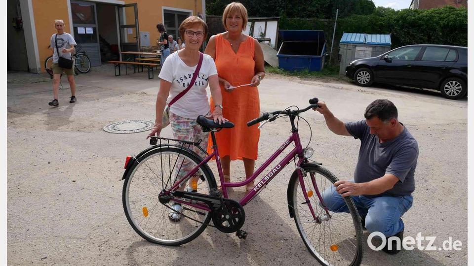 Die begeisterte Radfahrerin dankt im Beisein von Quartiersmanagerin Petra Brenner dem Reparateur Karl Ebenhöh für die kostenlose Instandsetzung. Bild: gz