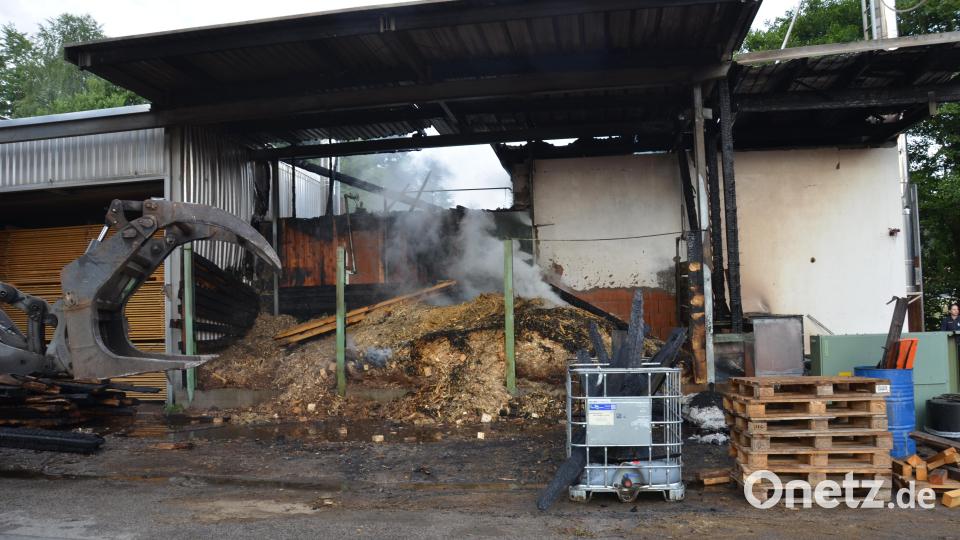 Der Holzbunker im Sägewerk Wolf brannte am Freitagmorgen. 150 Einsatzkräfte eilten an den Brandherd, weil von einem Großbrand ausgegangen wurde. Bild: dob