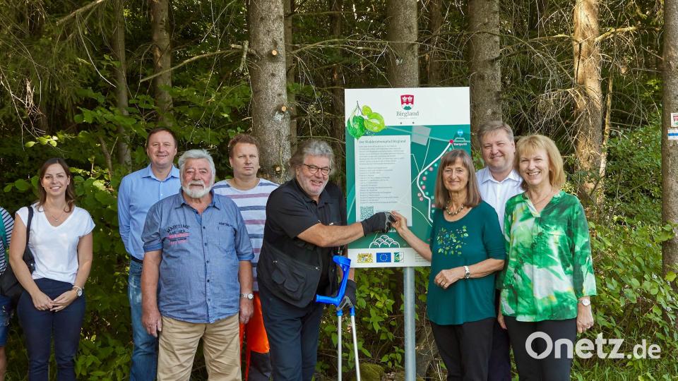 Bei der Eröffnung des neuen Walderlebnispfades (von links): Claudia Lobenhofer von der LAG Amberg-Sulzbach, Stefan Enders vom AELF, Waldbesitzer Rudi Müller, Bauhofleiter Bernd Kopp, Johann Strobl, Evi Steiner-Böhm, stellvertretender Landrat Stefan Braun und Bürgermeisterin Brigitte Bachmann Bild: esb