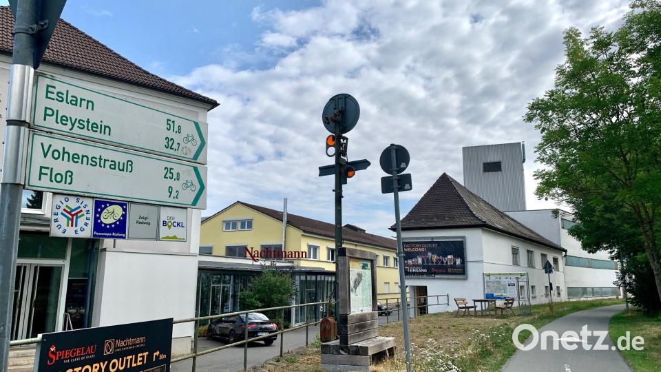 Über die Jahre ist der Start des Bocklradwegs am ehemaligen Bahnhalt in Neustadt/WN unansehnlich geworden. Die Stadt hofft jetzt auf Fördergelder, und hat Ideen, das Fleckerl wieder schön zu gestalten. Bild: Gabi Schönberger