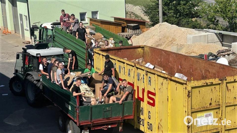Erst auf zwei Kippern geladen landete das gesammelte Altpapier und die Kartonagen in einem großen Container. Die KLJB Schlammersdorf konnte sich wieder über einen tollen Erfolg bei Ihrer Sammlung für einen guten Zweck freuen. Bild: wmi