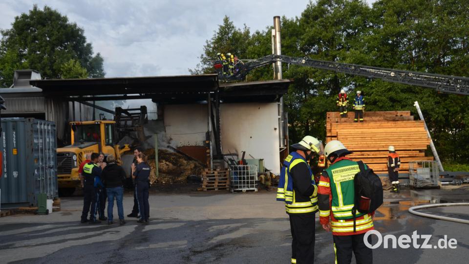 Der Holzbunker im Sägewerk Wolf brannte am Freitagmorgen. 150 Einsatzkräfte eilten an den Brandherd, weil von einem Großbrand ausgegangen wurde. Bild: dob