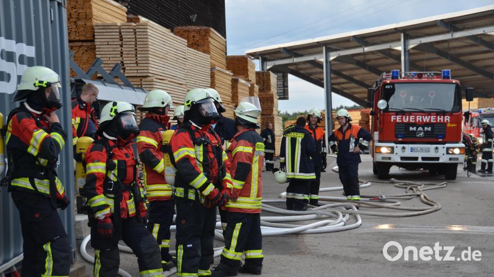 Die Atemschutzgeräteträger standen für den Einsatz parat. Bild: dob