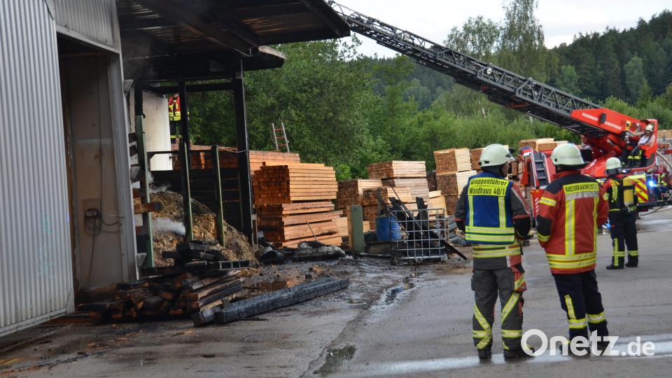 Der Holzbunker im Sägewerk Wolf brannte am Freitagmorgen. 150 Einsatzkräfte eilten an den Brandherd, weil von einem Großbrand ausgegangen wurde. Bild: dob