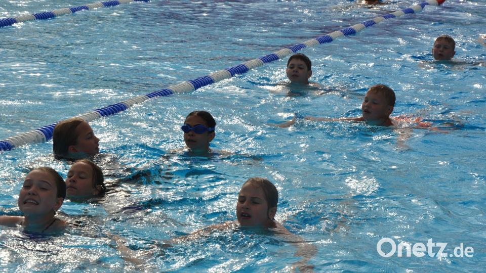 Stark vertreten am Freitagvormittag waren die Schulen aus Waldsassen und erstmals auch aus Konnersreuth, die im Egrensis-Bad Waldsassen anlässlich des 24-Stunden-Schwimmens eifrig die Runden drehten. Bild: jr